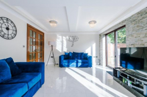 The Green- Modern & Spacious 5 bed detached in Worsley